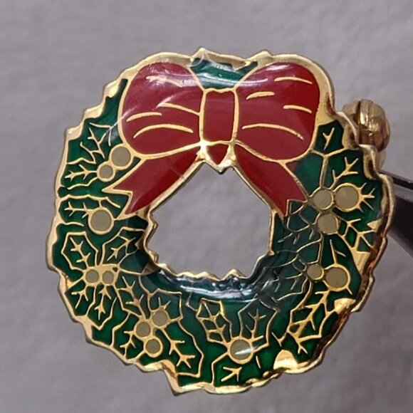 Vintage Christmas Wreath Brooch Red Bow Green Holly Gold Tone Holiday Pin - Picture 3 of 6